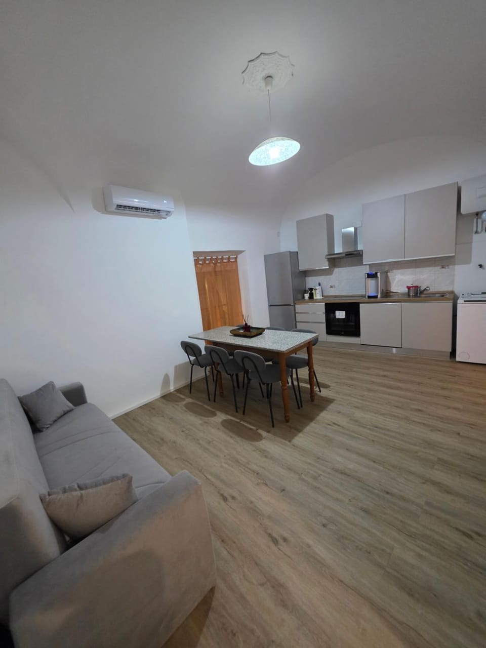 Kitchen or kitchenette, Living room, Seating area, Dining area, minibar, oven, pet friendly, stove, air conditioner