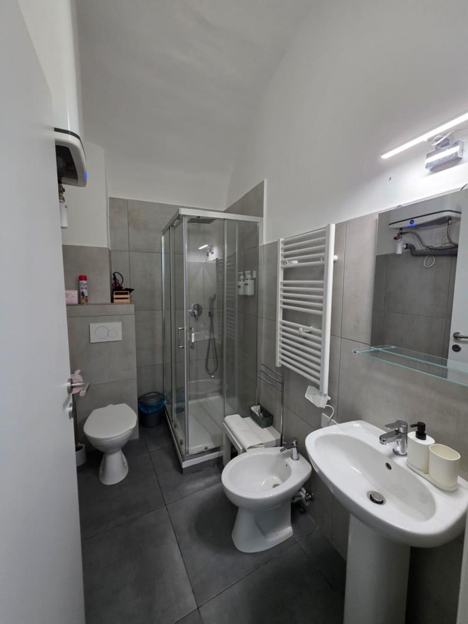 Shower, Toilet, Bathroom, bidet, towels