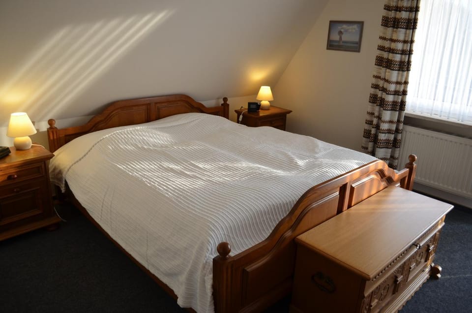 Property building, Living room, Bedroom