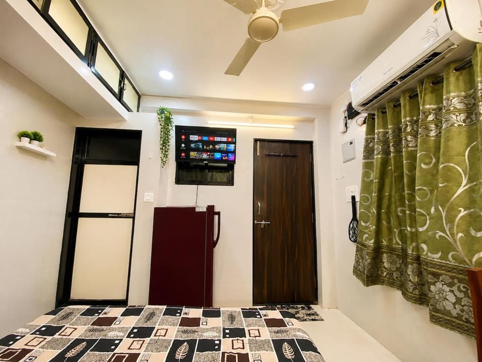 Modern Studio Retreat Carter Road Bandra West by Trivana Haven Stays Apartment in Mumbai