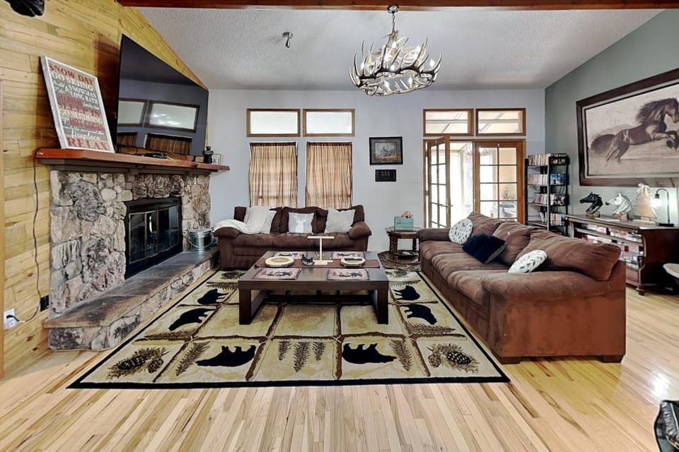 TV and multimedia, Living room, Seating area, fireplace, furniture