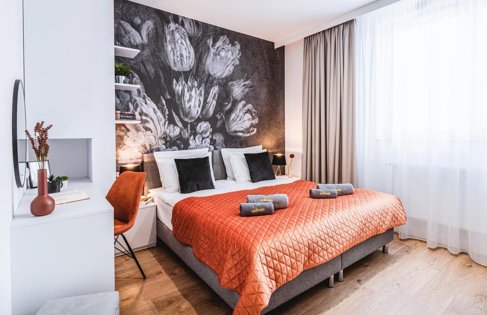 Bed, Bedroom, towels