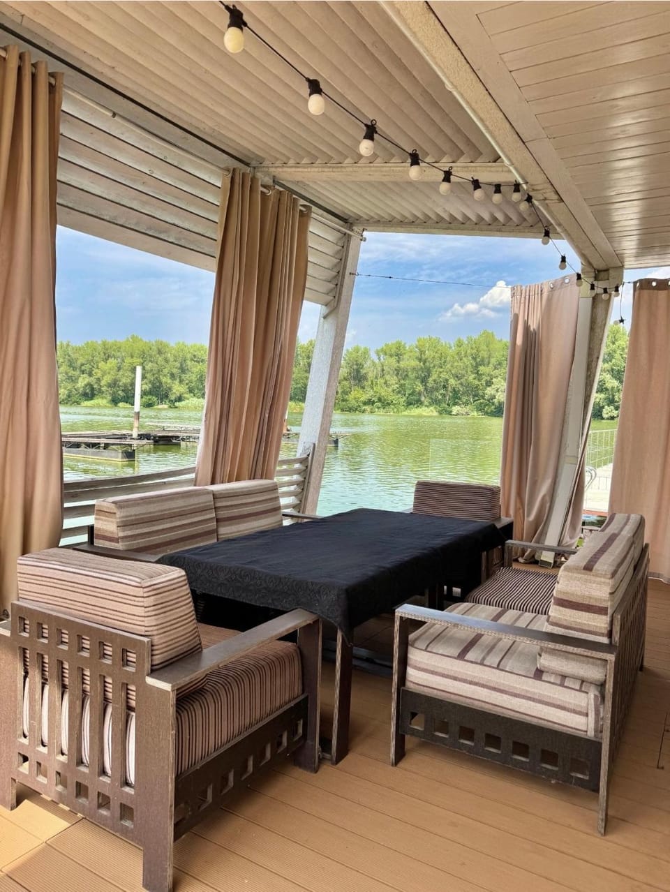 Котедж на воді на території яхт-клубу Villa in Dnipro