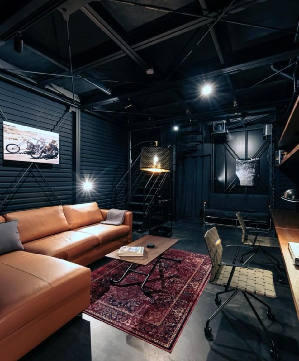 Communal lounge/ TV room, Library, Library, Living room, Lounge or bar, Seating area, Parking