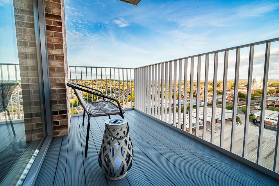 1 BR Penthouse with Skyline Views & Direct to Central Apartment in Harrow