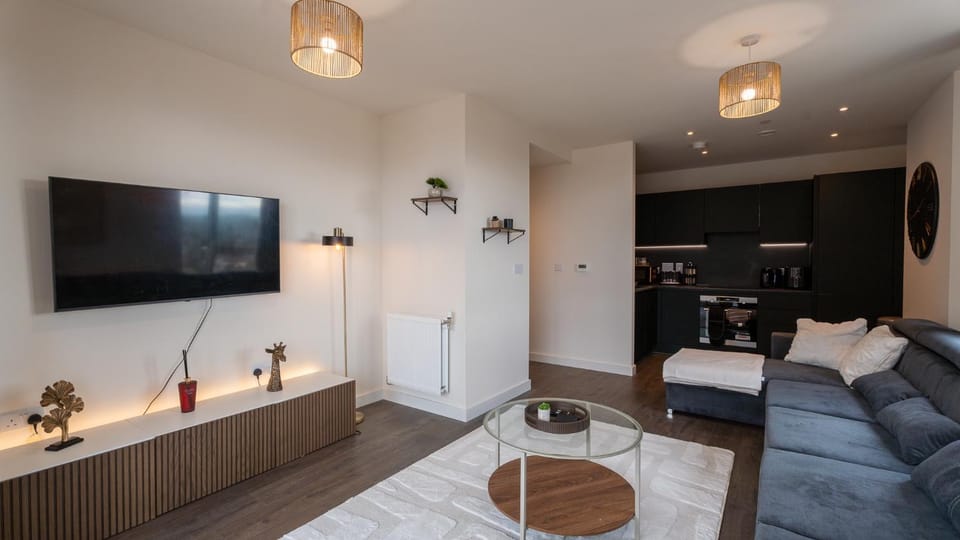 1 BR Penthouse with Skyline Views & Direct to Central Apartment in Harrow