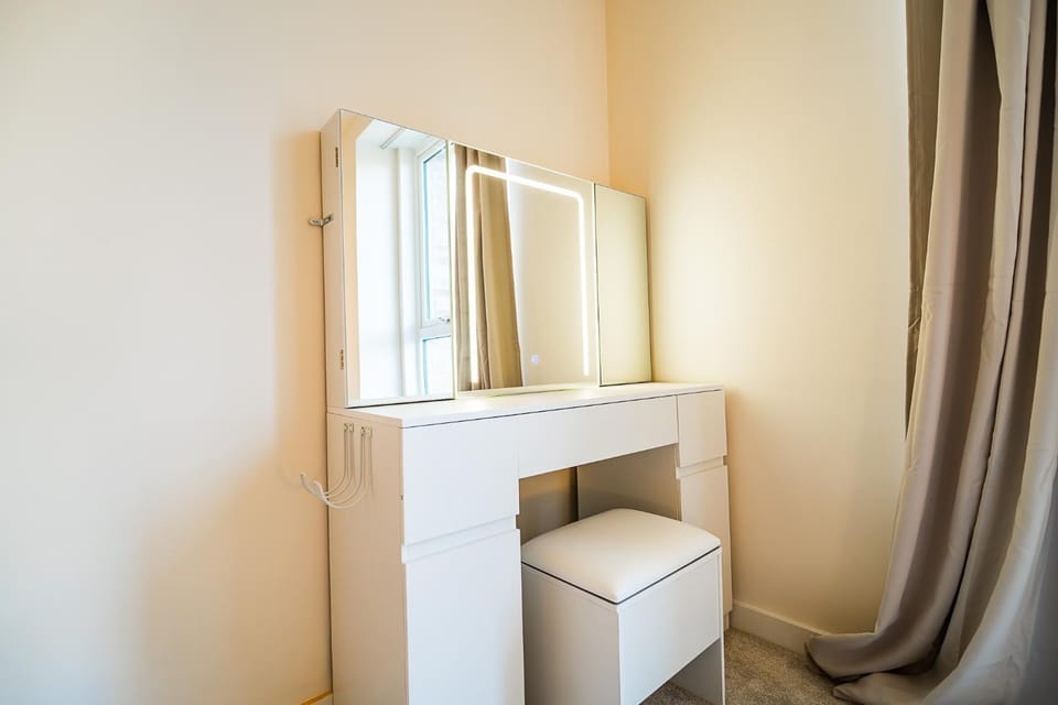 1 BR Penthouse with Skyline Views & Direct to Central Apartment in Harrow