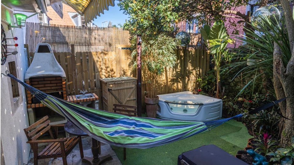 Patio, Day, Garden, Hot Tub, Garden view, sunbed