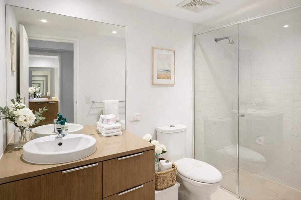 Shower, Toilet, Bathroom, towels