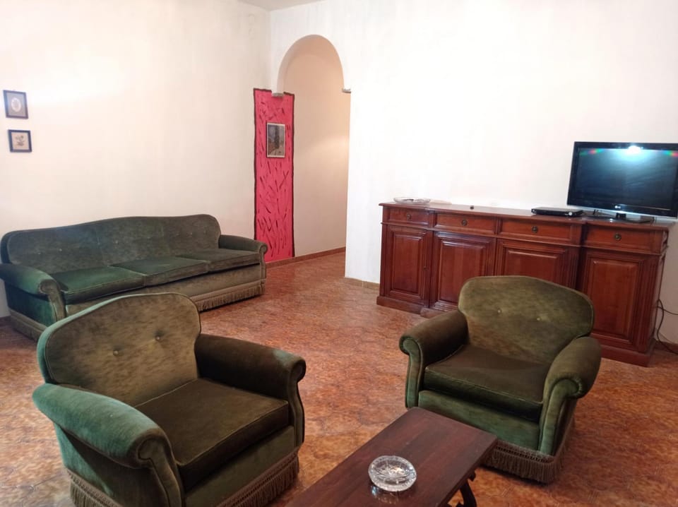 Communal lounge/ TV room, TV and multimedia, Living room, Seating area, Evening entertainment