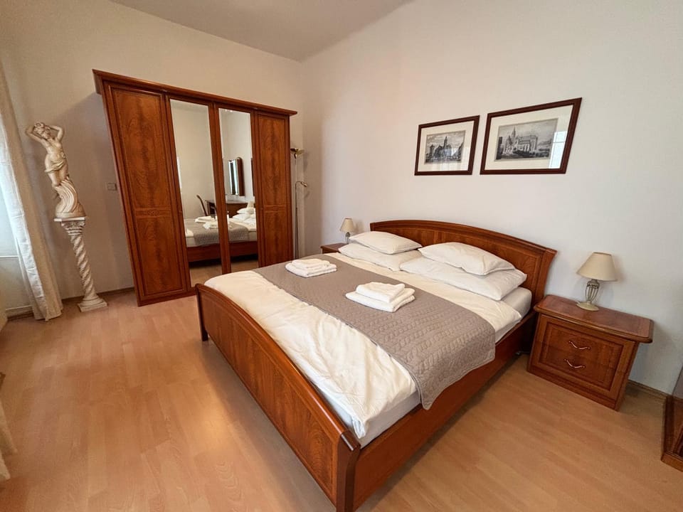 Photo of the whole room, Bedroom, towels, wardrobe