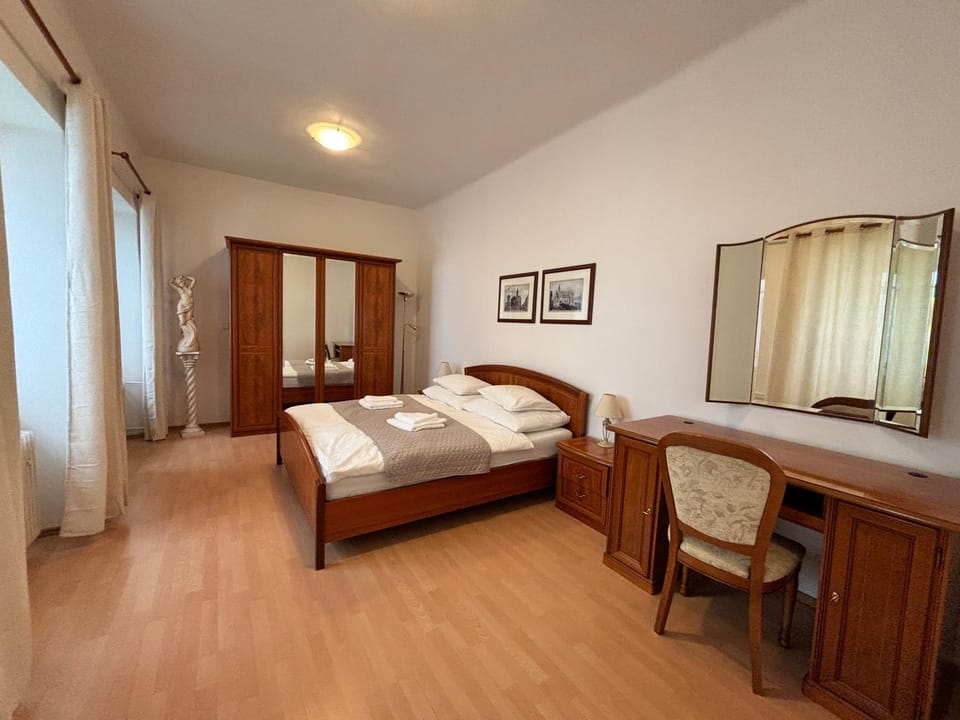Photo of the whole room, Bedroom, wardrobe