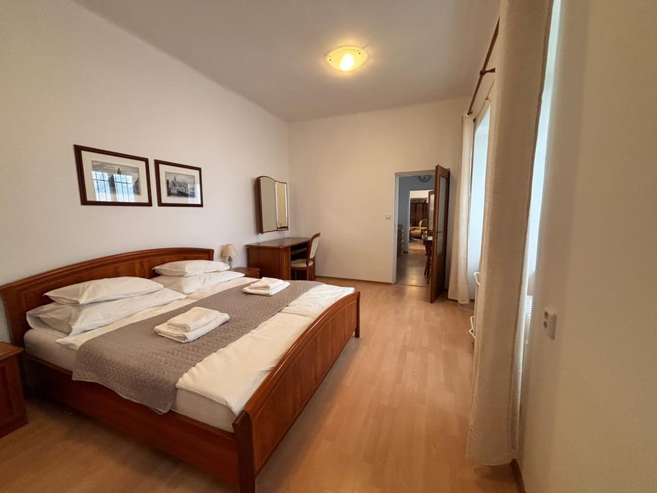 Photo of the whole room, Bedroom, towels