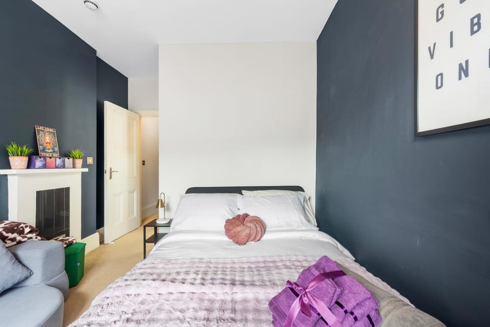 Photo of the whole room, Bedroom, towels