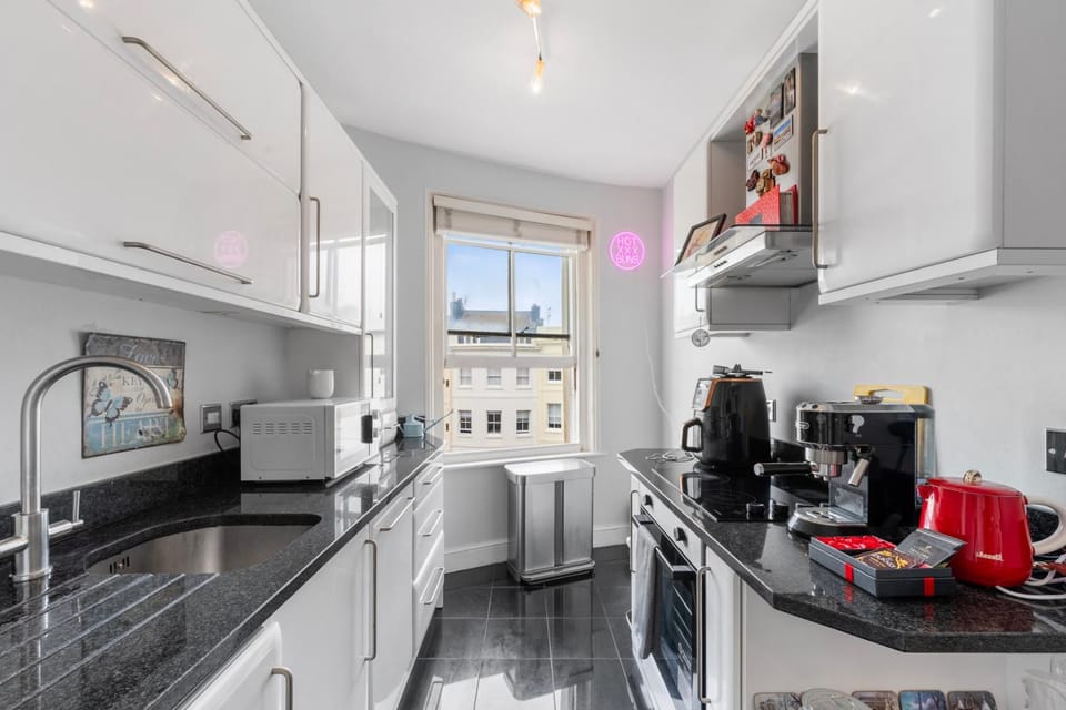 Kitchen or kitchenette, oven, kitchen