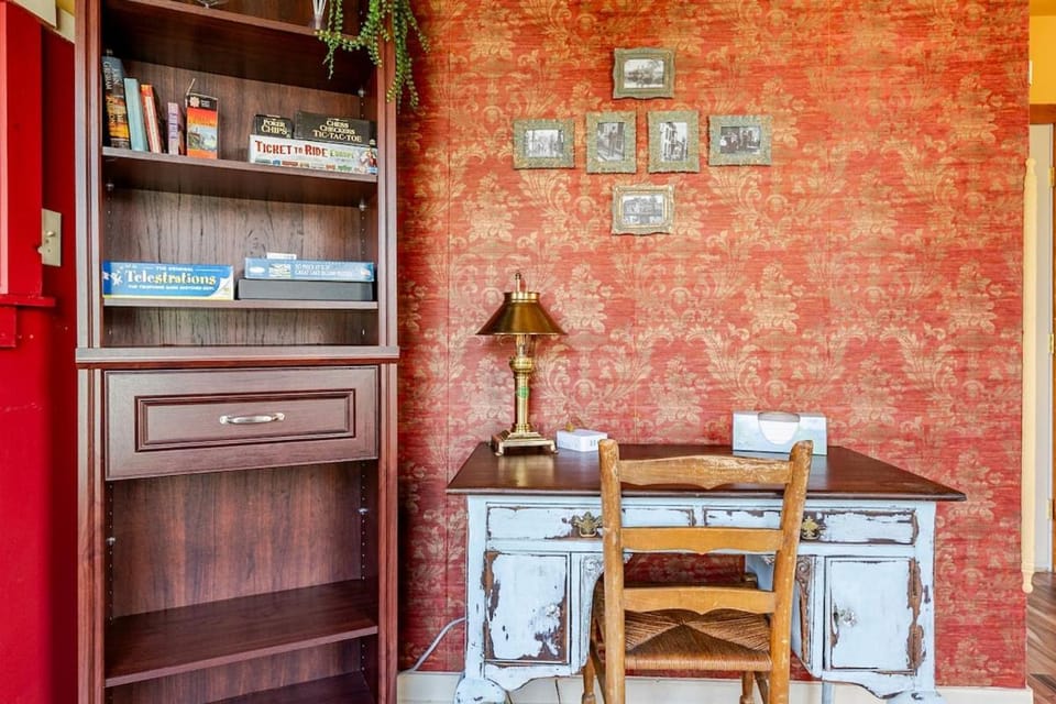 Beautiful Upstairs Victorian Apartment on Broadway Apartment in Rotterdam