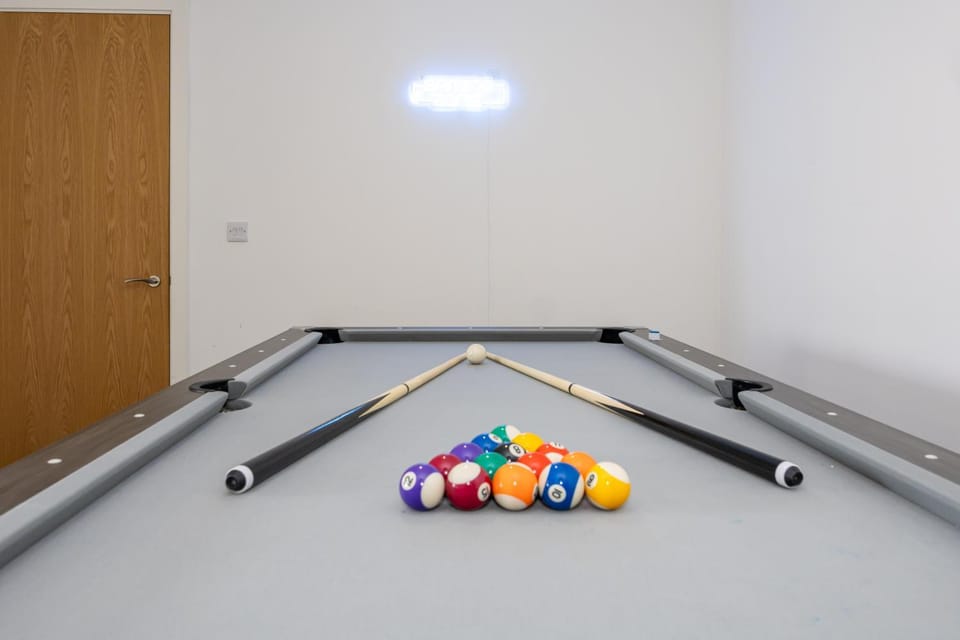 Spacious 3-Bed City Centre Stay Pool Table Apartment in Salford