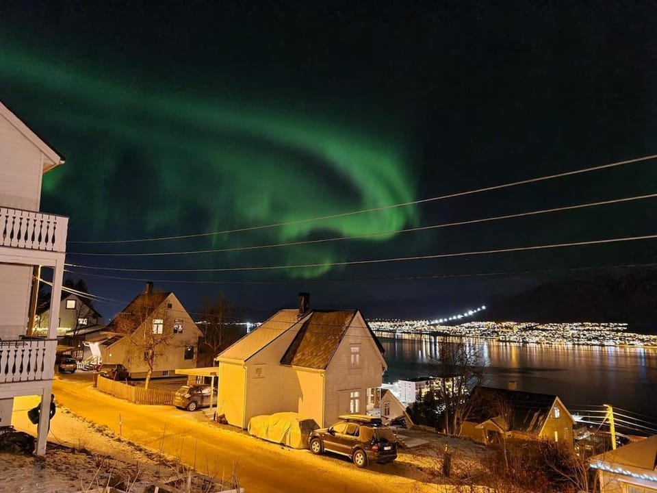 Apt near city center with northern lights view Apartment in Tromso