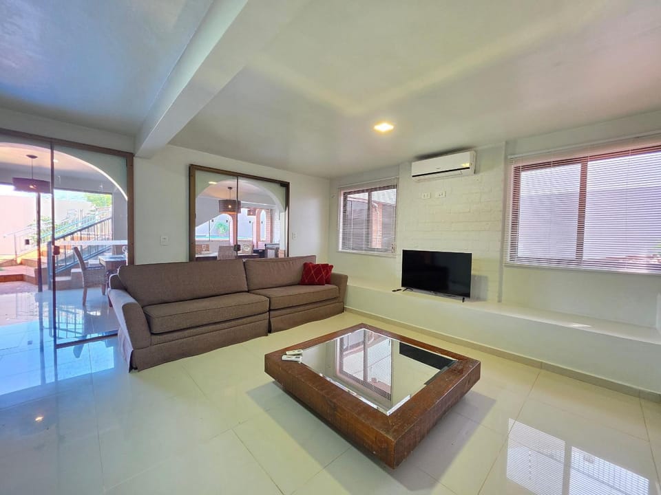 Spacious House with Pool, 4 Bedrooms, and Green Space House in Foz do Iguaçu