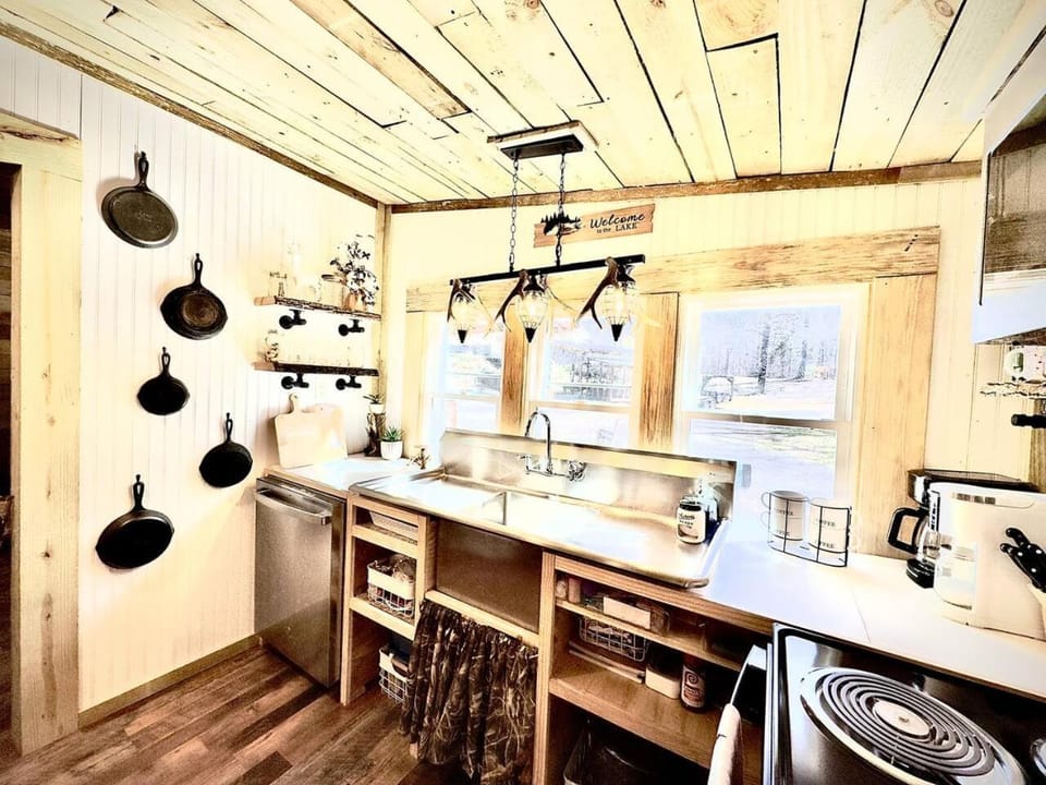 2 Cabins, King Suite & Bunkhouse Compound - Sardis Cabin in Sardis Lake