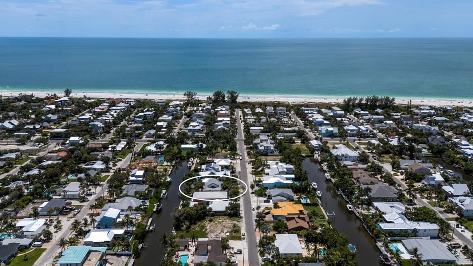 Coastal Beauty - Canal Front, Dock, Pool, Spa, Game Room by Anna Maria Life Vacation Rentals House in Holmes Beach
