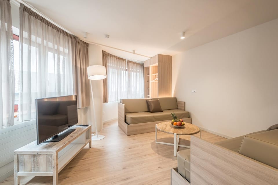 Communal lounge/ TV room, Living room, Photo of the whole room, Seating area