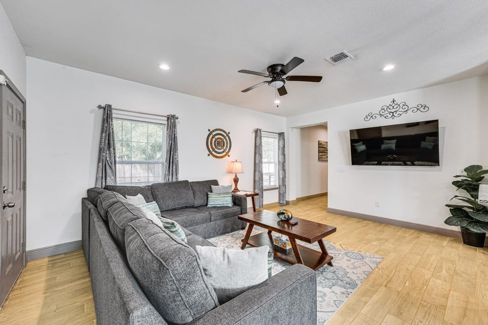 Walk to Parks & Dining! Universal City Home House in Schertz