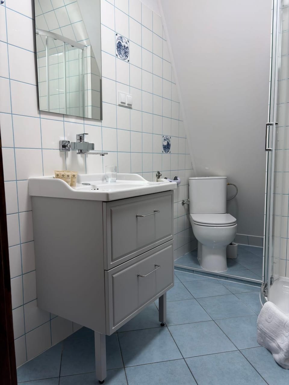 Shower, Toilet, Bathroom, towels