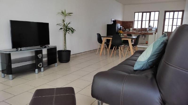 Communal lounge/ TV room, Communal lounge/ TV room, TV and multimedia, Living room, Seating area, Dining area