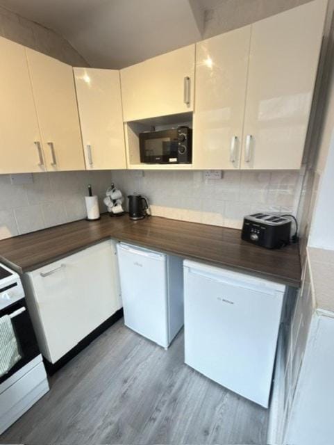 Coffee/tea facilities, Kitchen or kitchenette, oven, stove, toaster