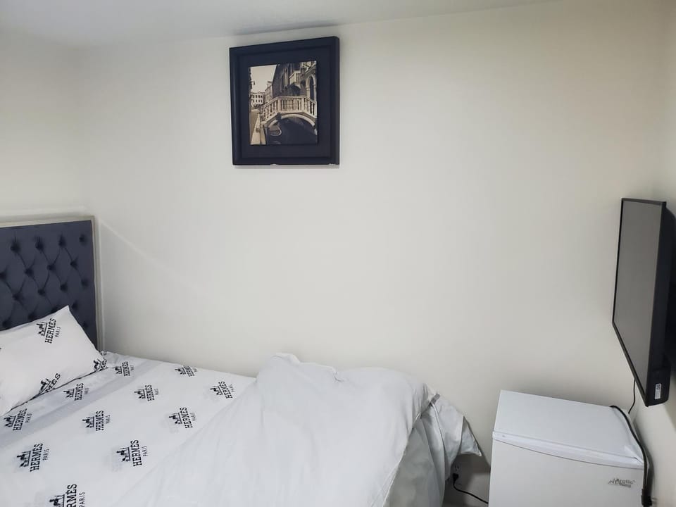 Lordmax Guest House Bed and Breakfast in Halton Hills