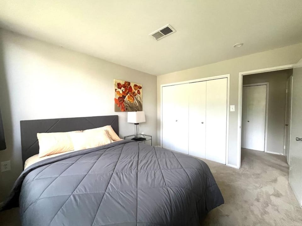 Sunlit Serenity-A Cozy Two-Bedroom Retreat Apartment in Annandale