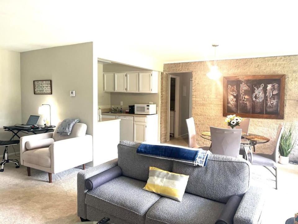 Sunlit Serenity-A Cozy Two-Bedroom Retreat Apartment in Annandale