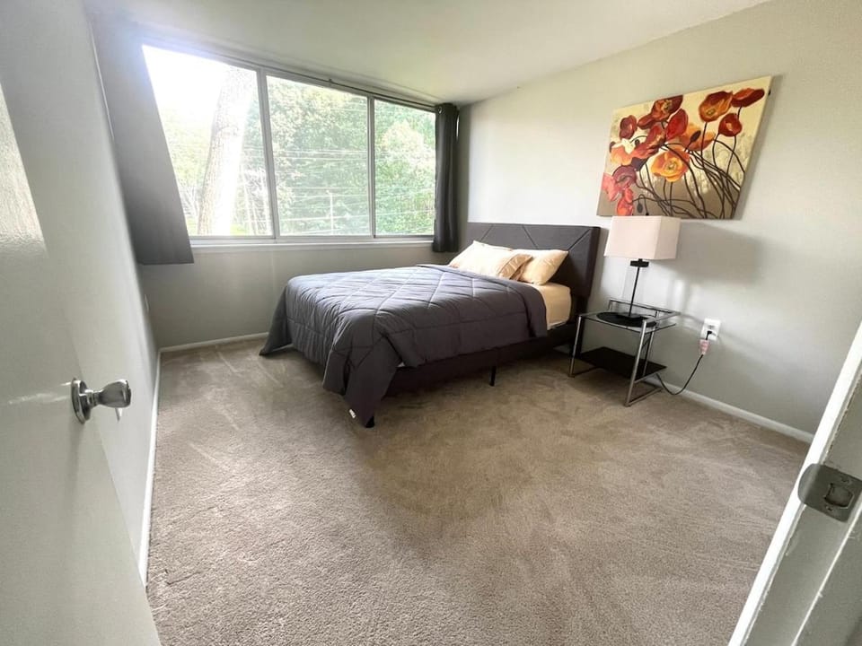 Sunlit Serenity-A Cozy Two-Bedroom Retreat Apartment in Annandale