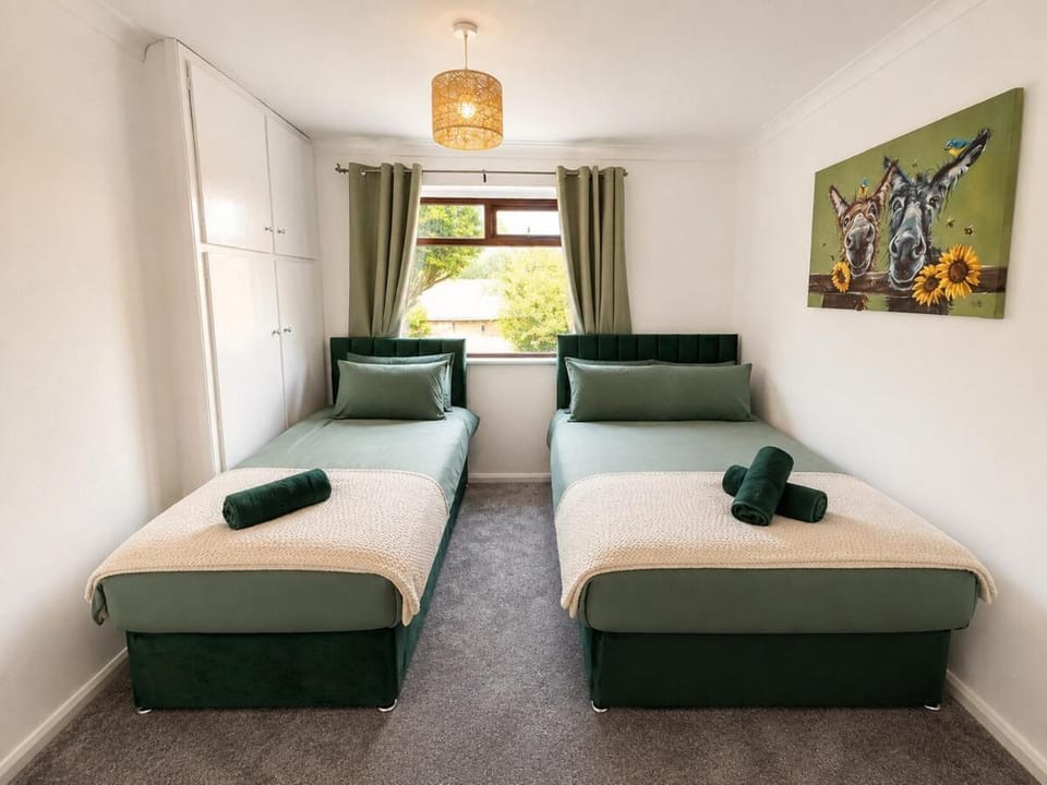 Bed, Photo of the whole room, Bedroom, heating, towels, wardrobe