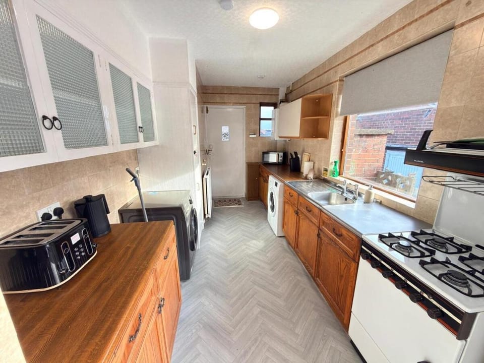 Coffee/tea facilities, Kitchen or kitchenette, microwave, oven, stove, toaster, washing machine, dryer, kitchen