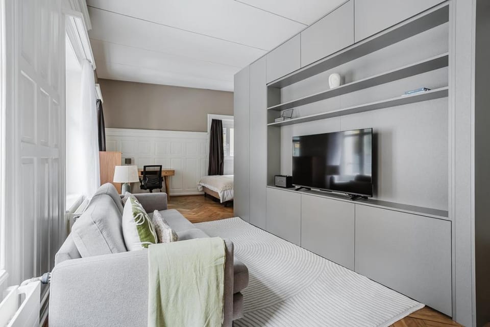 Violet Suite - Bright 2-Room Apartment Apartment in Zurich City