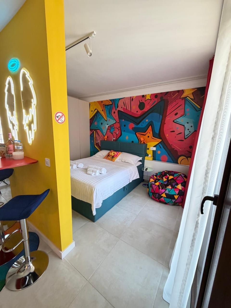 Bed, Photo of the whole room, Seating area, Bedroom