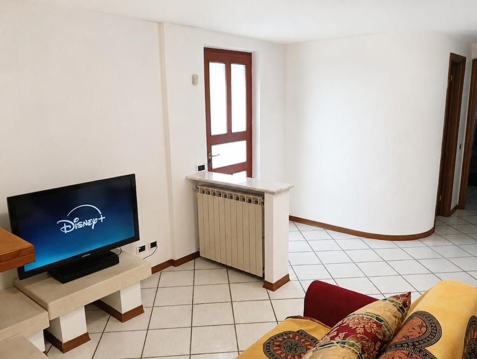 TV and multimedia, Living room, Seating area, Evening entertainment