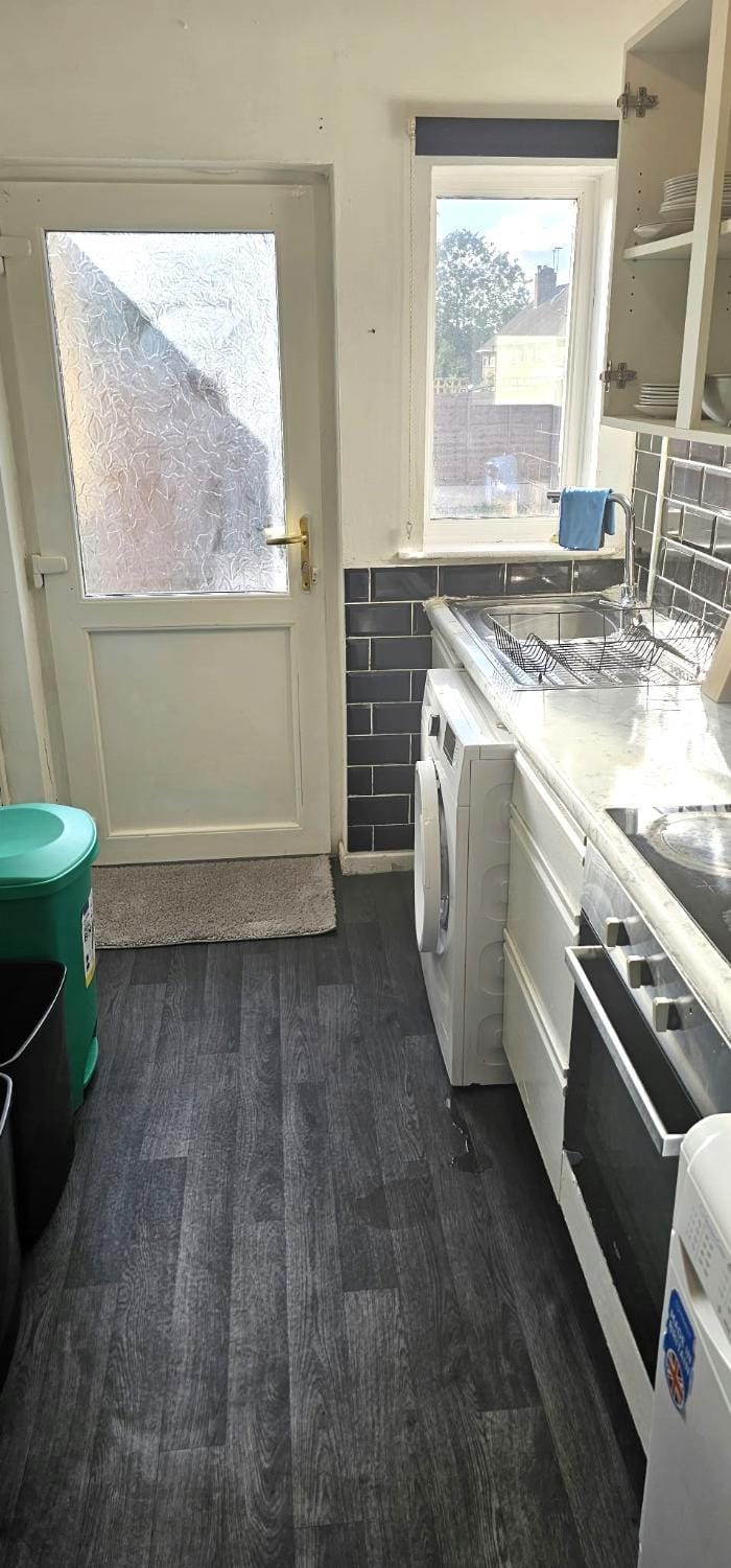 Walsall Contractors - 4bdr, 6 beds, Parking, WiFi House in Walsall