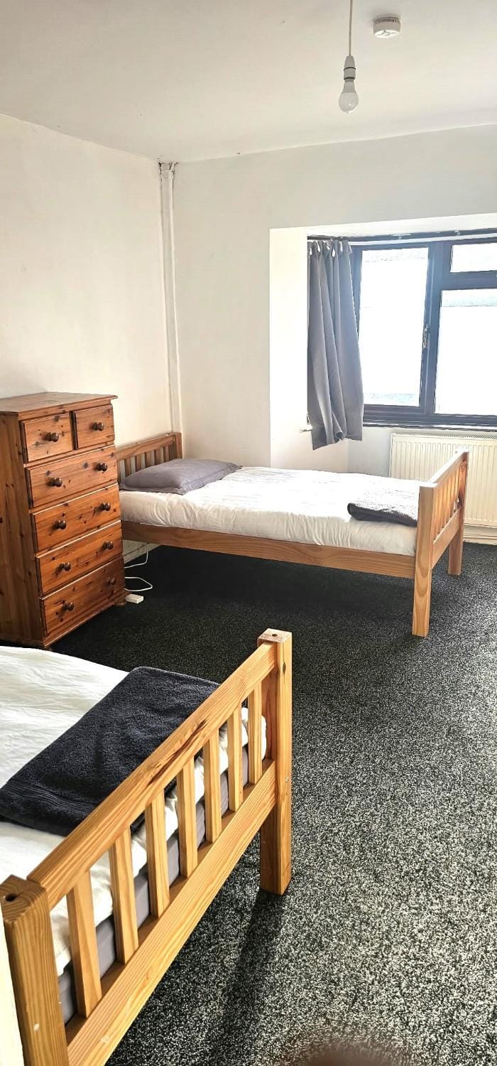 Walsall Contractors - 4bdr, 6 beds, Parking, WiFi House in Walsall