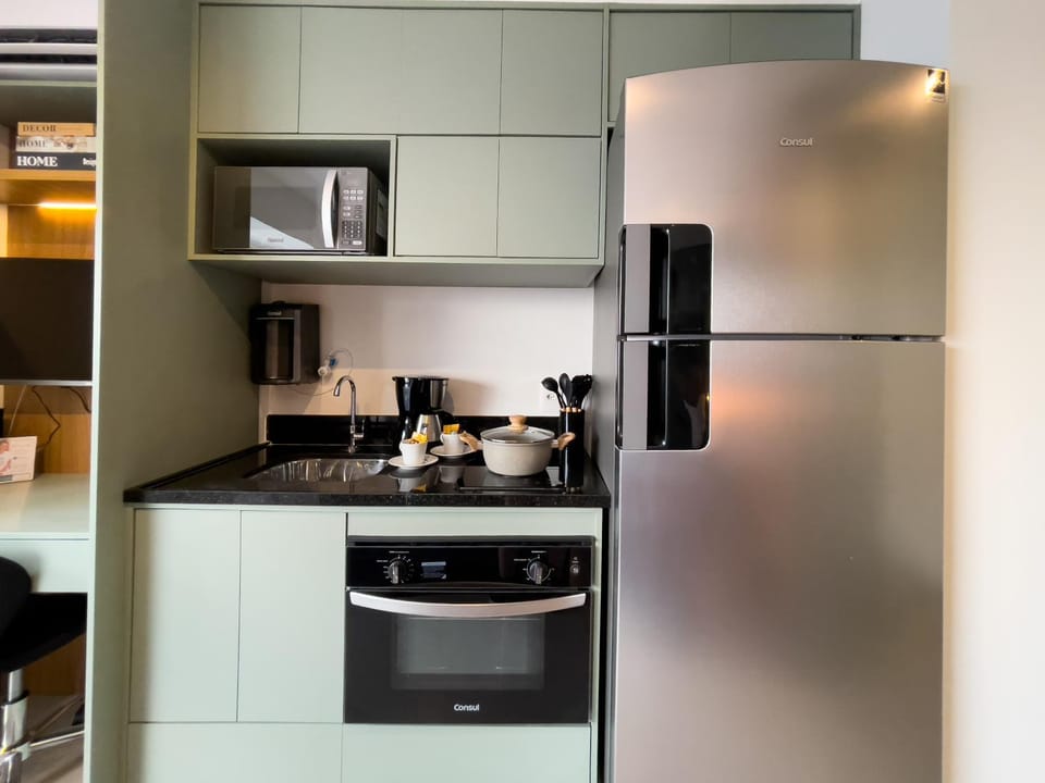 Coffee/tea facilities, Kitchen or kitchenette, stove