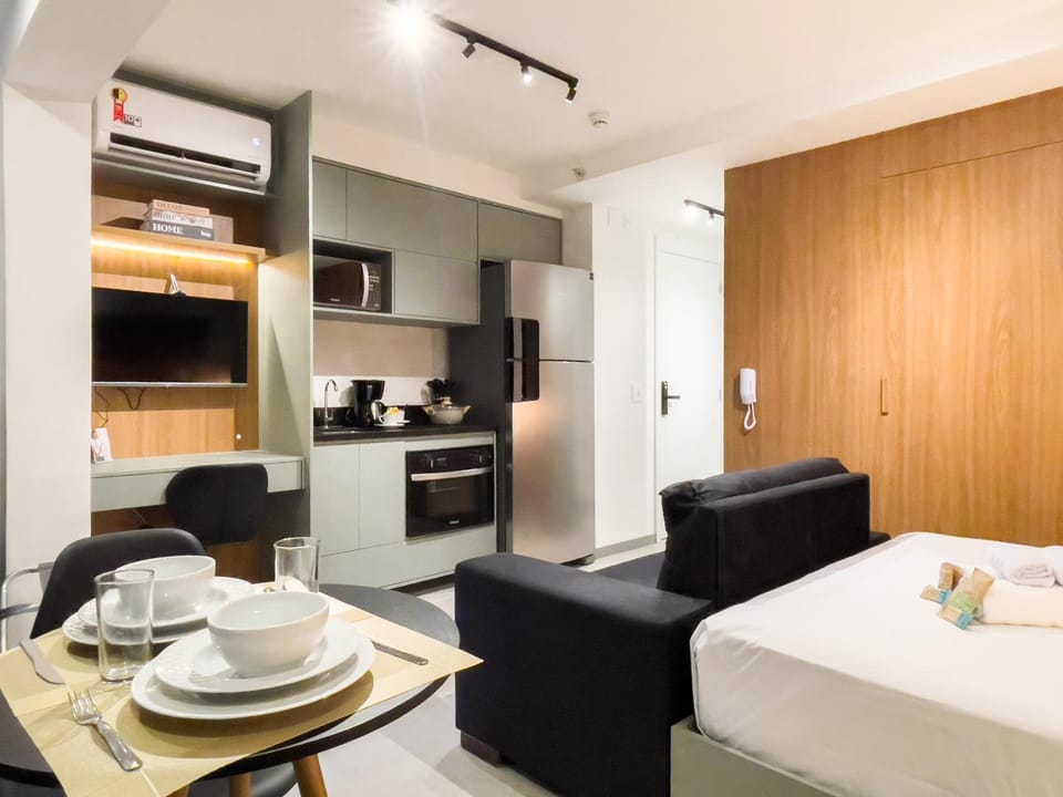 Bed, Coffee/tea facilities, Kitchen or kitchenette, Living room, Photo of the whole room, Seating area, Dining area, Bedroom, oven, air conditioner