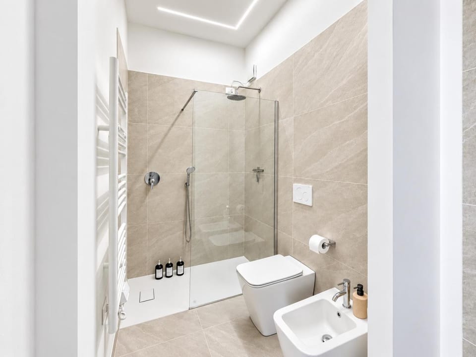 Shower, Toilet, Bathroom, bidet, towels