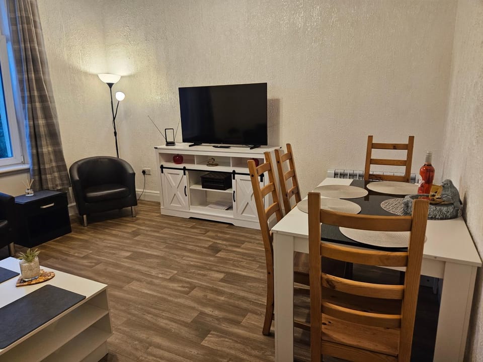 TV and multimedia, Living room, Dining area