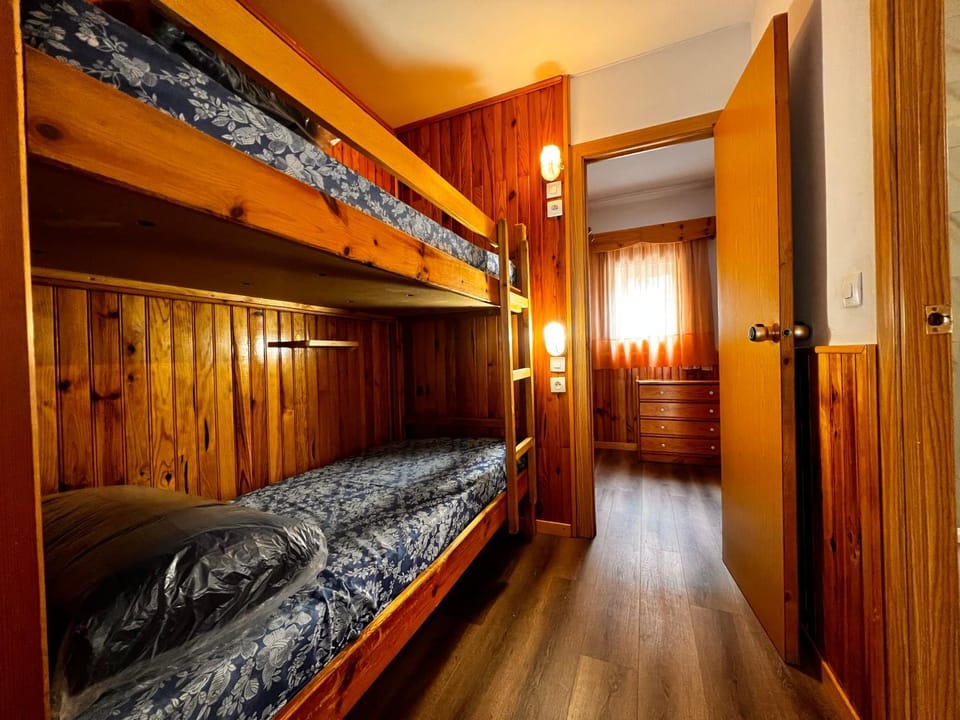 Bedroom, bunk bed