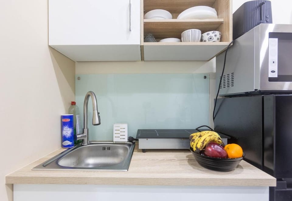 Kitchen or kitchenette, microwave, stove
