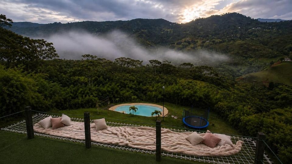 Glamping privado con piscina y vista a la montaña Country House in Cali