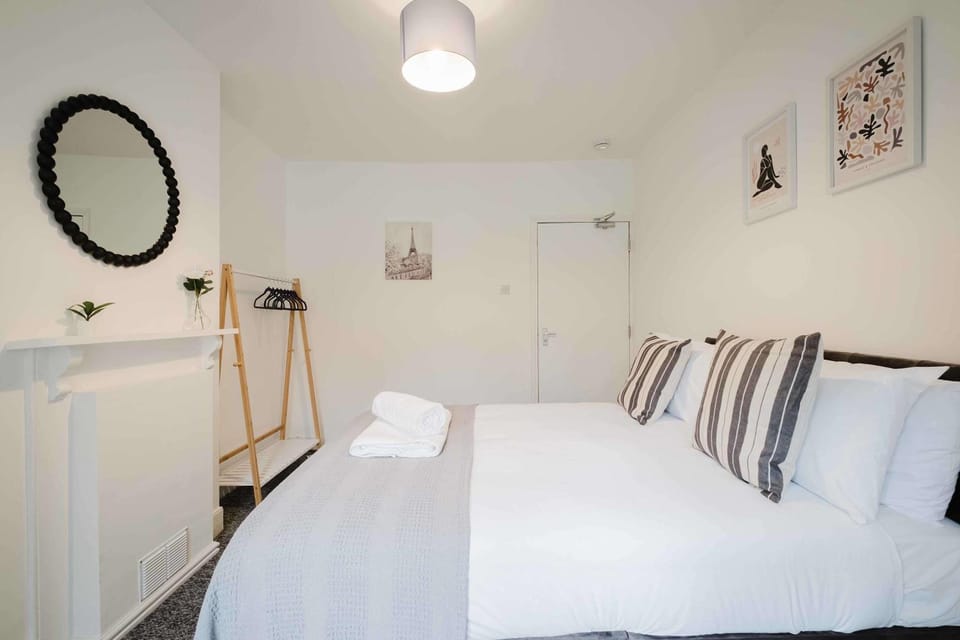 4 Bedroom House With 2 Bathrooms Near Town Centre House in Northampton