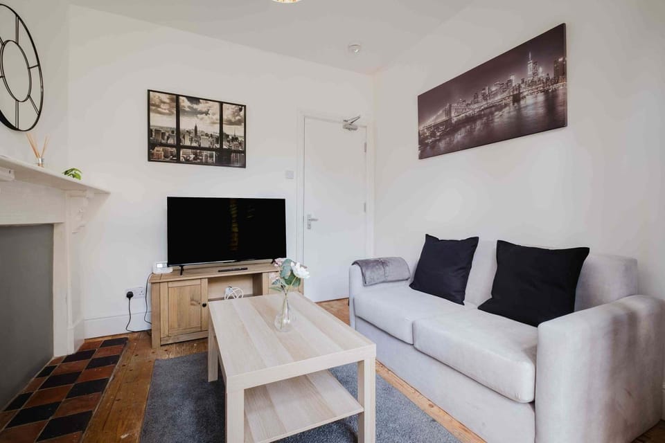 4 Bedroom House With 2 Bathrooms Near Town Centre House in Northampton